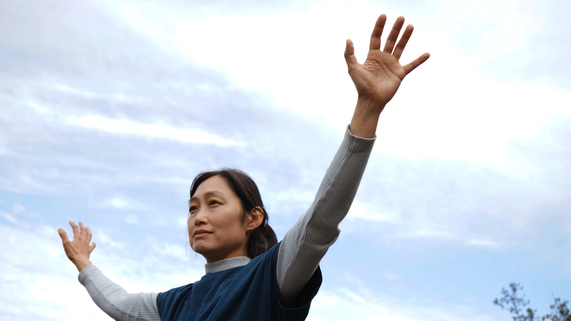 Serok Park practicando Qigong hacia el cielo