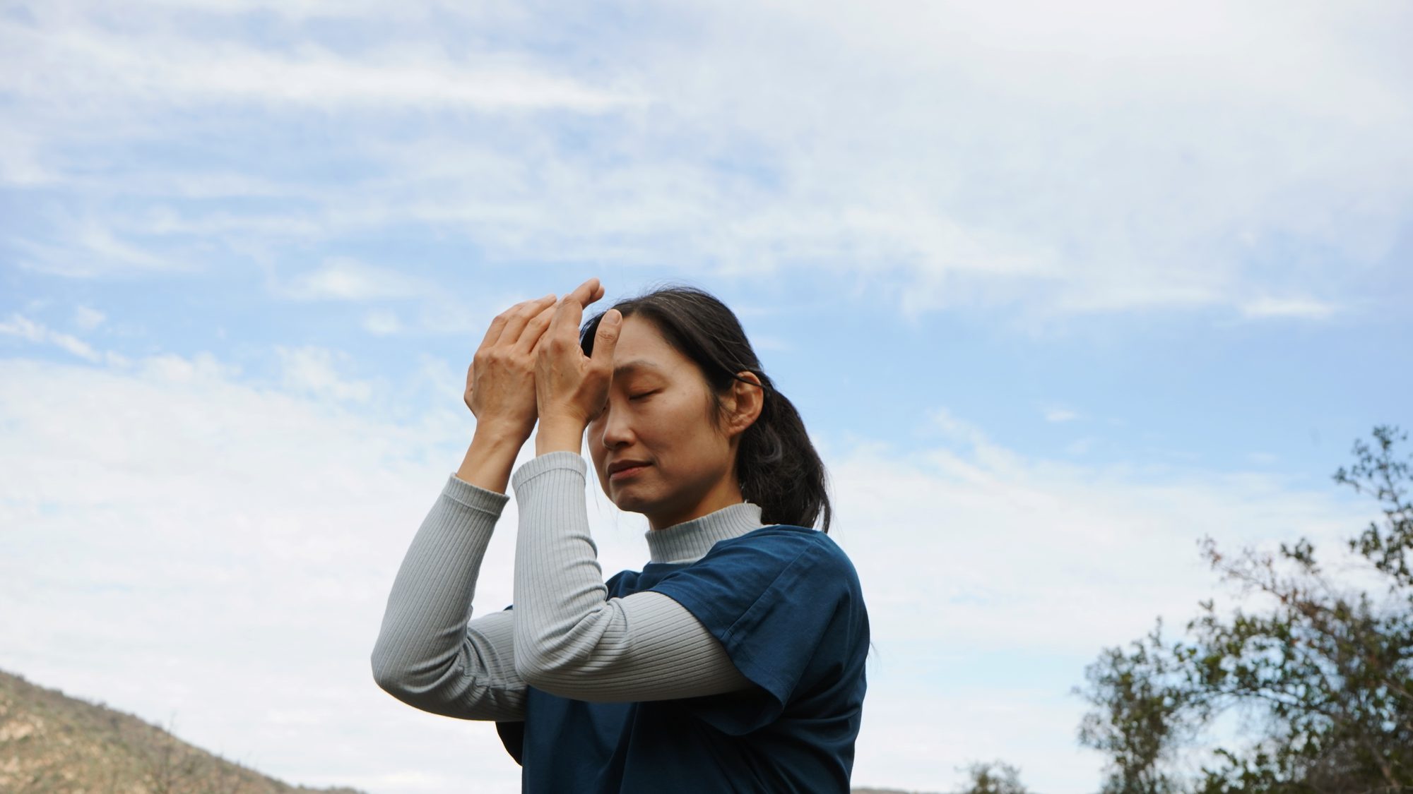 Serok Park practicando Qigong al aire libre
