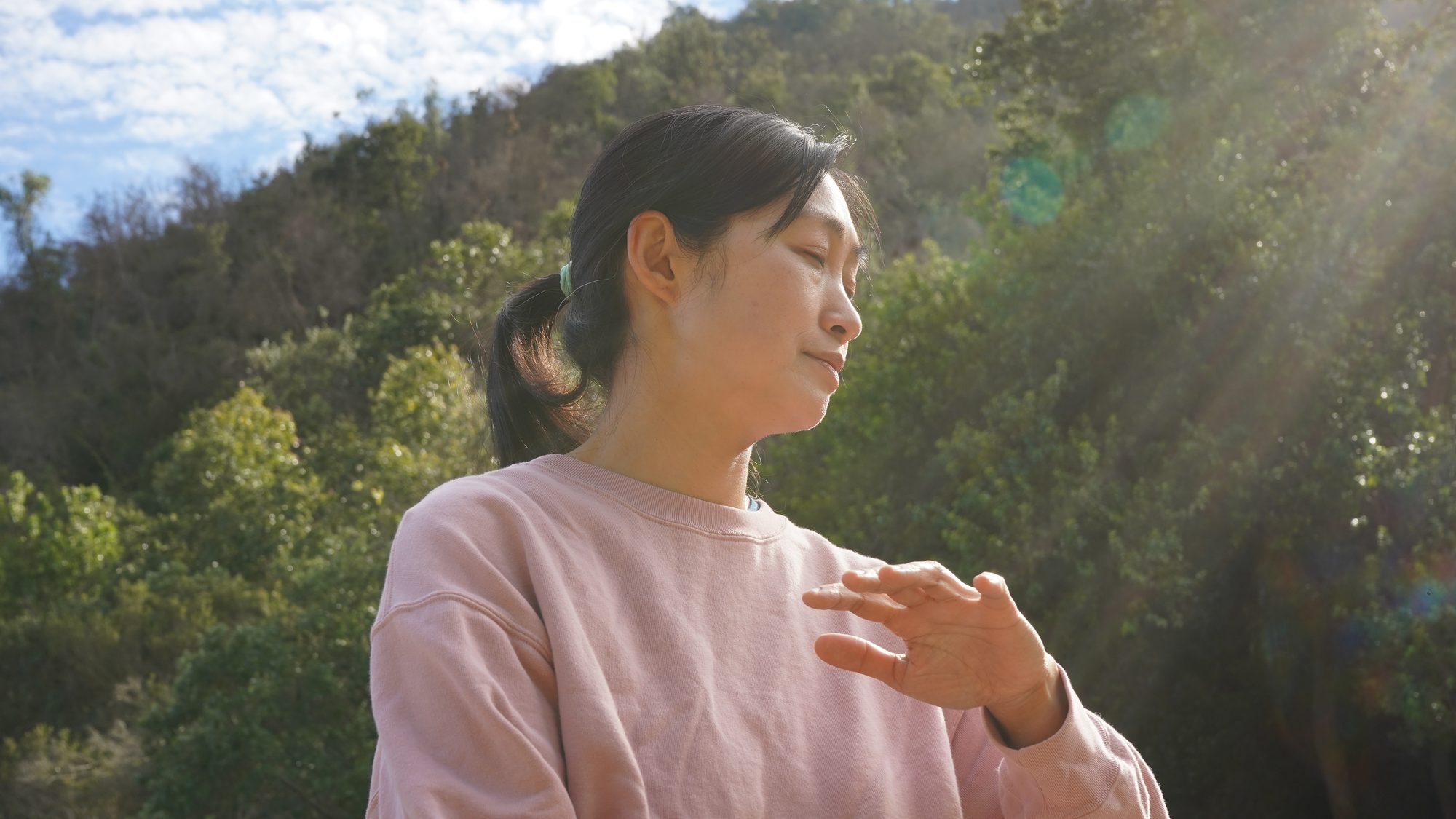 Serok Park en una forma de Qigong frente a las montañas