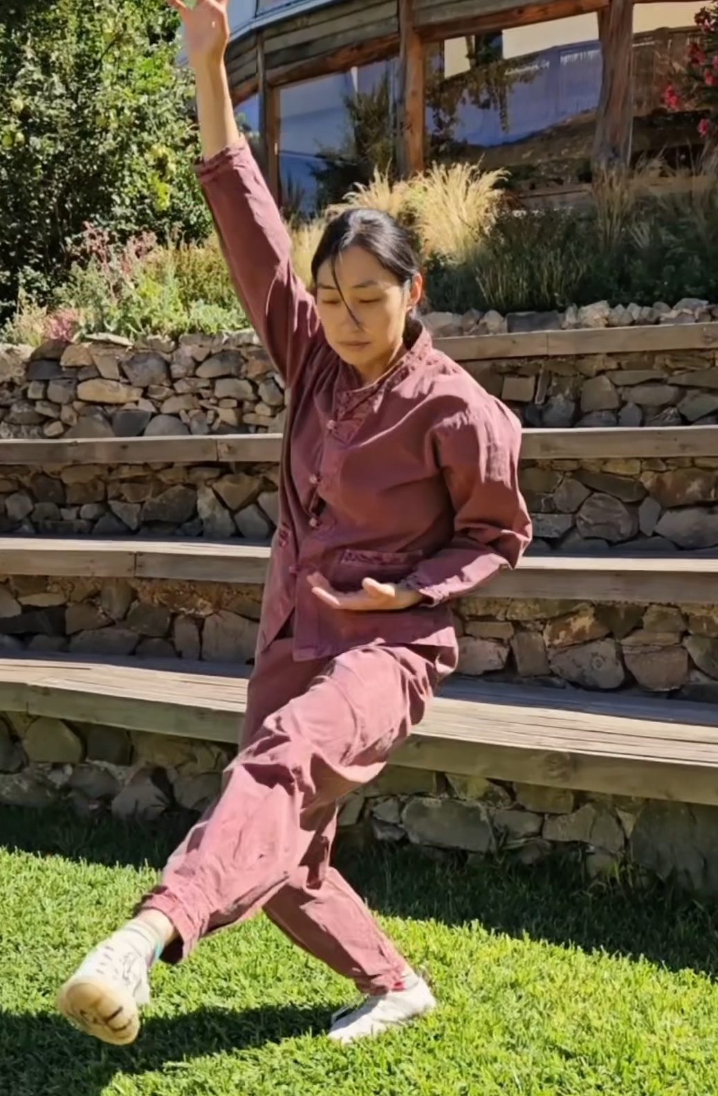 Serok Park en una forma de Qigong, con un brazo extendido hacia el cielo