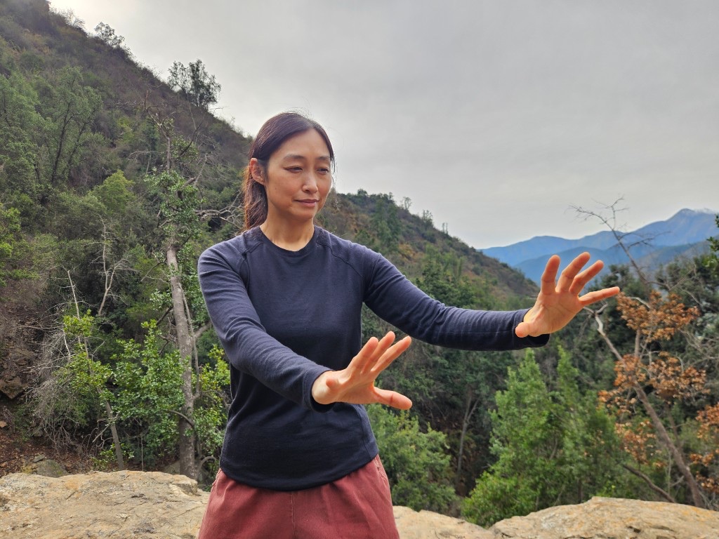 Se-Rok Park practicando Qigong en la montaña